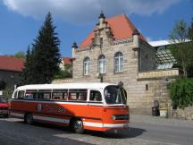 historischer Mercedes Bus (Bj 1956) an der Schwebebahn-Talstation