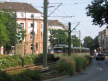 Berliner Allee Ecke Hüttenstr, links Berliner Bär Denkmal