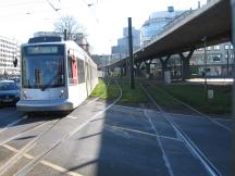 Berliner Allee/Hofgartenstr, rechts Tausendfüßler überm Jan Wellem Pl