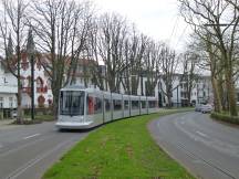 auf der Benrather Schloßallee, Fahrtrichtung Zentrum