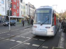 für Doppelzug zu kurzer Bahnsteig, Wagen steht auf dem Überweg