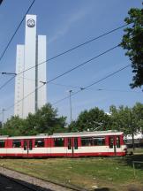 am Jan Wellem Platz, im Hintergrund Dreischeibenhochhaus