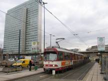 Jan Wellem Platz, im Hintergrund das Thyssen-Krupp-Hochhaus