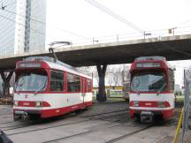 Begegnung unterm Tausendfüßler am Jan Wellem Platz