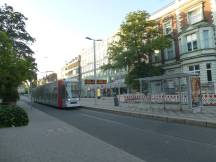 Einfahrt H Uhlandstr, im Hintergrund Mittelbahnsteig der U71