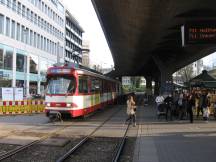 H Jan Wellem Platz unterm Tausendfüßler