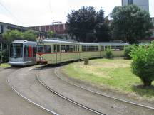 Tw 1269 (Bj 1966) in der Schleife Benrath Btf, links daneben Siemens Combino