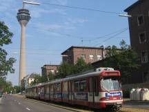 GT8S-Doppelzug in der Schleife Polizeipräsidium - Fürstenwall, im Hintergrund der Rheinturm