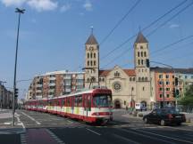 GT8S-Doppelzug auf der Ackerstr Ecke Gerresheimer Str vor der Elisabethkirche