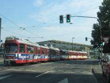 GT8S-Doppelzug: Lichtstr Ecke Grafenberger Allee, dahinter die Haniel Garage