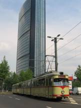 GT8+B4 in Mörsenbroich auf der Münsterstr, im Hintergrund das ARAG-Hochhaus