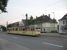 GT8 in Heerdt auf der Burgunderstr, beschildert als 705