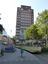 Tw 2501 (Bj 1956) auf der Heinrich Heine Allee vor dem Wilhelm Marx Haus