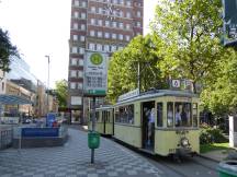 Tw 267 (Bj 1937) auf der Heinrich Heine Allee vor dem Wilhelm Marx Haus