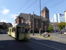 Tw 267 (Bj 1937) auf der Bilker Allee, im Hintergrund die Bilker Kirche