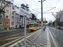 GT8 an der bereits umgebauten H Uhlandstr mit Mittelbahnsteig