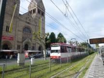 H Barbarossa Pl, Fahrtrichtung Stadtmitte, im Hintergrund Kirche St. Antonius