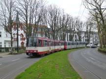 auf der Benrather Schloßallee, Fahrtrichtung Stadtmitte