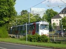 Einfahrt H Tonhalle / Ehrenhof, Fahrtrichtung Neuss, im Hintergrund Thyssen-Hochhaus