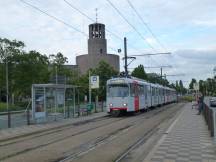 H Handweiser, Fahrtrichtung Neuss, im Hintergrund die Bunkerkirche