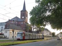 H Nikolaus-Knopp-Pl, im Hintergrund Kirche St. Benediktus