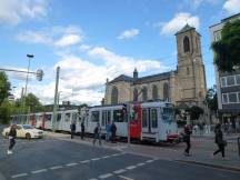 Einfahrt Endhaltestelle Neuss Hbf, im Hintergrund Kirche St. Marien