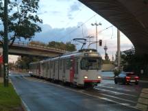 Pariser Str, Fahrtrichtung Neuss, im Hintergrund der Rheinturm