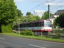 Einfahrt H Tonhalle / Ehrenhof, Fahrtrichtung Neuss, im Hintergrund Thyssen-Hochhaus