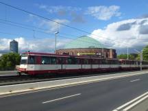 Oberkasseler Brücke, Fahrtrichtung Krefeld, im Hintergrund die Tonhalle