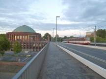 Oberkasseler Brücke, Fahrtrichtung Krefeld, links die Tonhalle