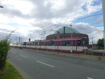 Einfahrt H Tonhalle / Ehrenhof, Fahrtrichtung Stadtmitte, im Hintergrund die Tonhalle