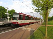 H Südpark - mittig Hoch­bahn­steig für U79, außen Niederflur­bahnsteig für U71/U83
