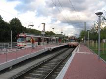 GT8SU auf Linie 701 benutzt am Südpark den Hochbahnsteig