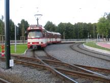 701 fährt über den Gleisbogen der U79 zur Schleife Universität Ost