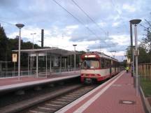 obwohl Hochflurfahrzeug wird am niedrigen Bahnsteig gehalten, da unterwegs als 701