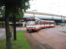 GT8SU auf der Linie 701 auf der Heubesstr, im Hintergrund unter der B8-Brücke Benrath S