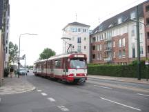 GT8SU auf der Linie 701 auf der Benrather Schlossallee Ecke Benrather Schlossufer