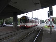 GT8SU auf der Linie 701 am Bahnübergang Niederheit