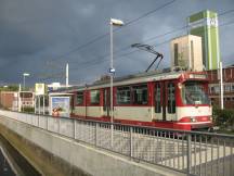 GT8SU auf der Linie 701 an der Abfahrtshaltestelle Schleife Benrath Btf