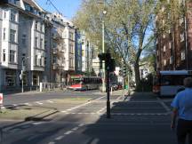 737 in der Lindenstr Ecke Dorotheenstr, von rechts der Schienenersatz der Linie 706