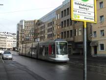 703 Fahrtrichtung Jan Wellem Pl an der H Wehrhahn Center in der nördlichen Oststr