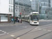 703 Doppeltraktion am Graf Adolf Pl, aus der Kasernenstr rechts ab zum Polizeipräsidium