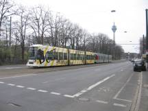 703 Doppeltraktion auf der Haroldstr, im Hintergrund der Rheinturm