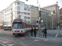 719 endet am Graf Adolf Pl - hier links ab zur Graf Adolf Str