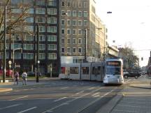 713: aus der Graf Adolf Str rechts ab auf die Breite Str Richtung H-Heine-Allee