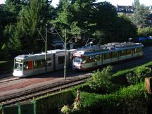 712 Richtung Stadtmitte (hinten links) passiert wartende 703 (mitte rechts) in Oberrath