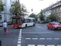 703 SEV wendet um den Häuserblock Lichtstr/Cranachstr/Lindenstr