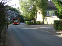 703 SEV in der Manthenstr, die sonst eine Einbahnstraße in umgekehrte Richtung ist