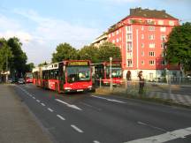 708 SEV und 834 passieren die H Wehrhahn S ohne Halt, rechts daneben 737