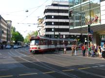 H Jacobistr: 719 aus dem Wehrhahn links ab in die Tonhallenstr, Fahrtrichtung Hbf